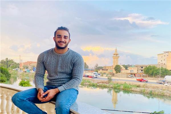 شهامه طالب تنقذ حياه مسن يقود سياره ملاكي 