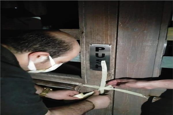غلق 4 محال وفرض غرامات