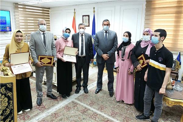  اللواء هشام آمنة  محافظ البحيرة مع الفائزين
