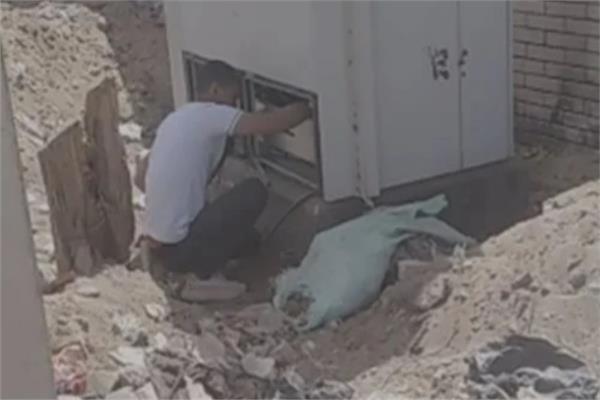 شخص يقوم بسرقة كابلات الإنترنت بحلوان