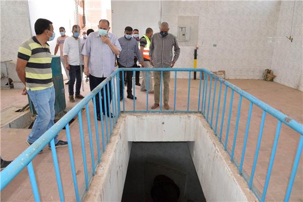 محافظ أسيوط يتفقد سير العمل بمحطة رفع صرف صحي