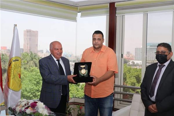 نقيب المعلمين يكرم المعلم المصاب في واقعة "طالبتي الكاتر"