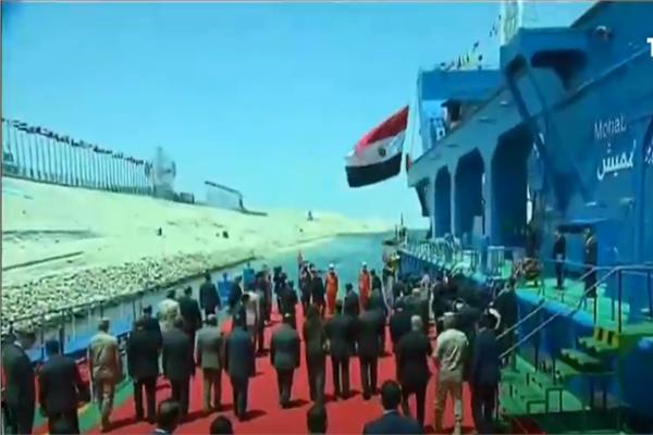  السيسي يرفع العلم على الكراكة مهاب مميش