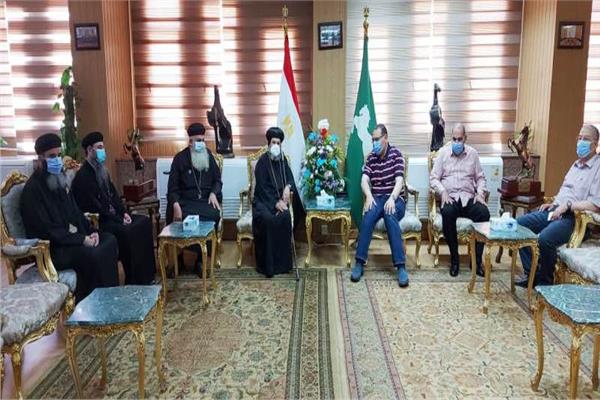 وفد كنسي يقدم التهنئة لمحافظ الشرقية بعيد الفطر
