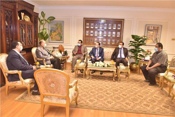  اللواء عصام سعد محافظ أسيوط بمكتبه بديوان عام المحافظة ووفد الكنيسة الإنجيلية