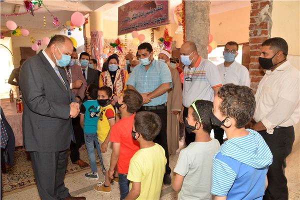 محافظ أسيوط يزور دور الايتام ويشارك الأطفال فرحتهم بعيد الفطر المبارك 