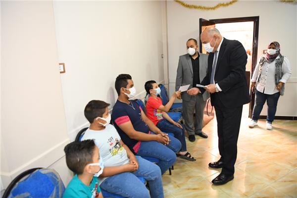 محافظ قنا يشارك الأطفال الأيتام فرحتهم بعيد الفطر المبارك