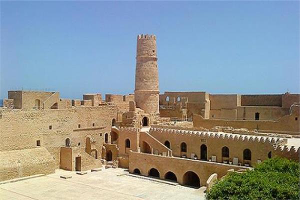  برج هارون الرشيد فى الرقة بسوريا بناه لمراقبة طرق التجارة إلى العراق