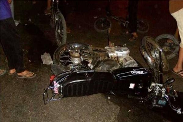 إصابة شابين إثر إنقلاب موتوسيكل  بقرية حلق الجمل بالمحمودية 