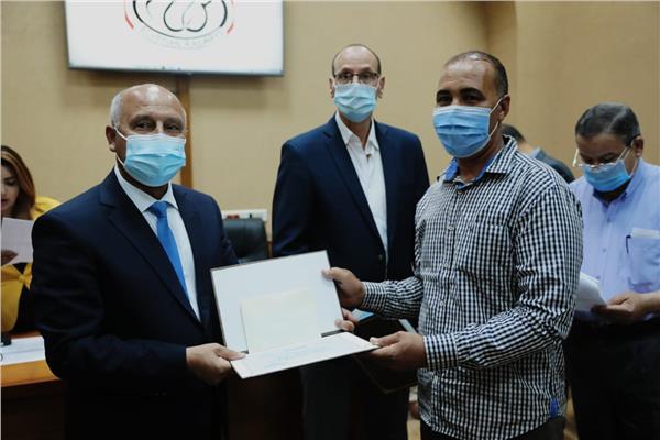 صورة أرشيفية من تكريم قائدي القطارات