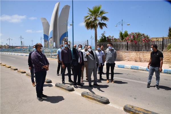 محافظ مطروح يتفقد كورنيش المدينه للتأكد من تطبيق الإجراءات الاحترازية 