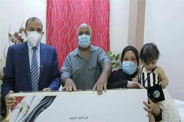 رئيس جامعة بني سويف يسلم هدية الرئيس السيسي لأسرة إحدى شهداء القطاع الطبي