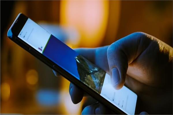 استخدام الإبهام في تصفح وسائل التواصل الاجتماعي