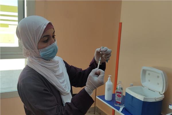 بدء تطعيم المواطنين بلقاح كورونا بمستشفى إسنا التخصصي 