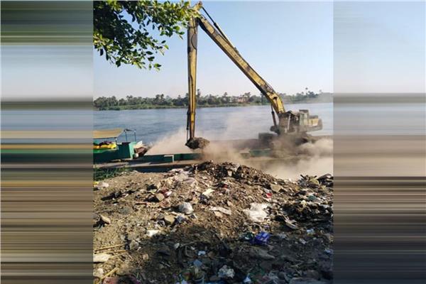 وزارة التنمية المحلية وازالة حمولة قمامة ملقاه بالنيل 