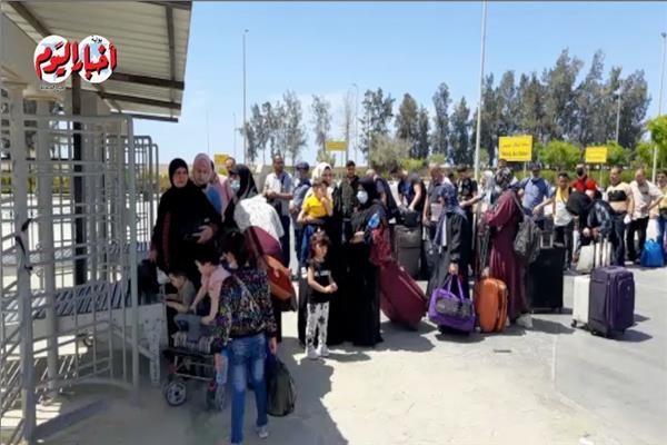 الفلسطينيون يتوافدون على معبر رفح لدخول الأراضي المصرية 