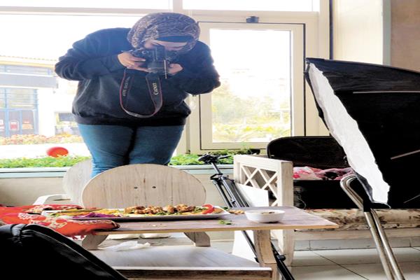تقِى فنانة فى تصوير الطعام