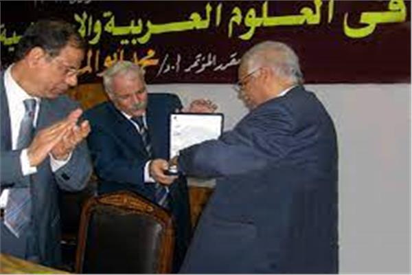 الدكتور خليل عبد العال خليل العالم النحوي العميد الأسبق لكلية دار العلوم بجامعة الفيوم