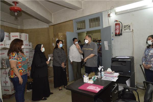 محافظ أسيوط يتفقد مخزن الأدوية الرئيسي بحى شرق للاطمئنان على توافر الأدوية ويتابع سير العمل 