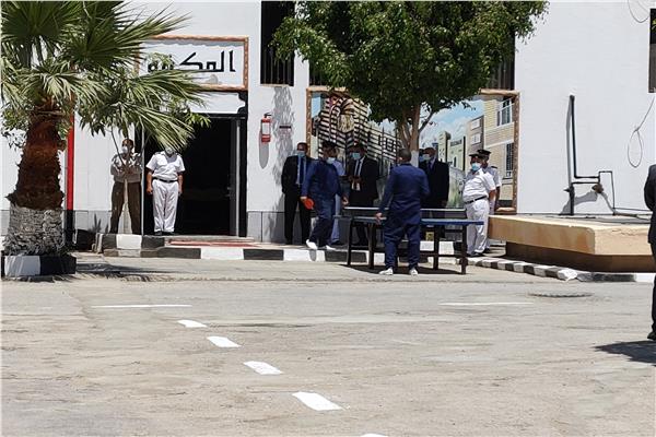 أطباء مستشفى سجن الفيوم يجرون فحص شامل على السجناء وآخرين يمارسون  الرياضة