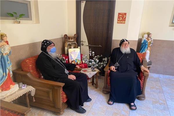 لانبا مكاريوس يزور اسقف الشباب 