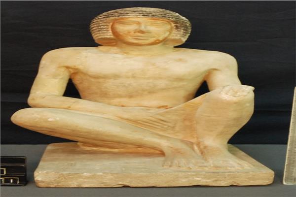 تمثال للطبيب عنخ رع الثاني