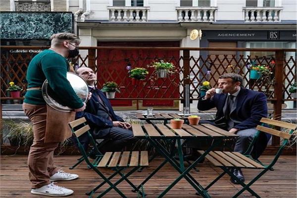 ماكرون يرحب بـ«استعادة الحرية» من على شرفة مقهى