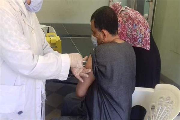 تطعيم المواطنين بلقاح كورونا
