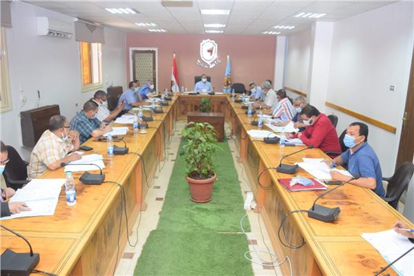 رئيس جامعة سوهاج يبحث الموقف التنفيذى للمشروعات الجديدة