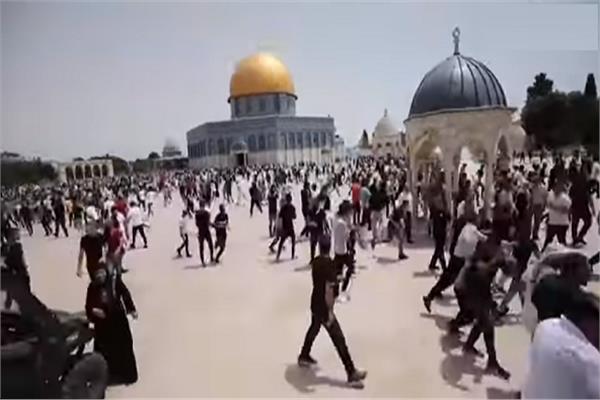 تطلق قنابل الصوت على فلسطينيين