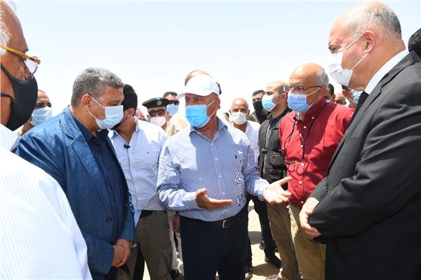 وزير النقل ومحافظ قنا يتفقدان محور الشهيد باسم فكري 