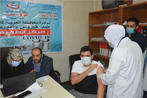  مستشاروا النيابة الإدارية بالغربية اثناء تلقيهم اللقاح
