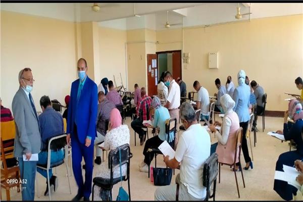 عميد البحوث والدراسات الأفريقية بأسوان يتابع امتحانات طلاب الماجستير 