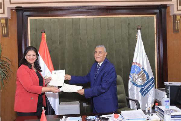 رئيس جامعة جنوب الوادي خلال توقيع البروتوكول 