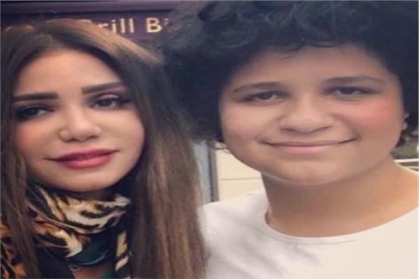 إيناس عز الدين وابنها محمد