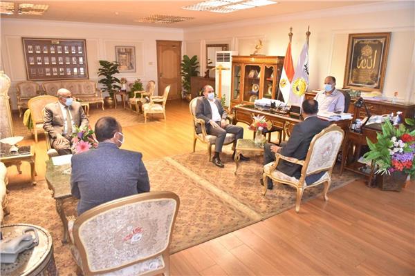 محافظ أسيوط يجتمع مع مسئولي أملاك الدولة