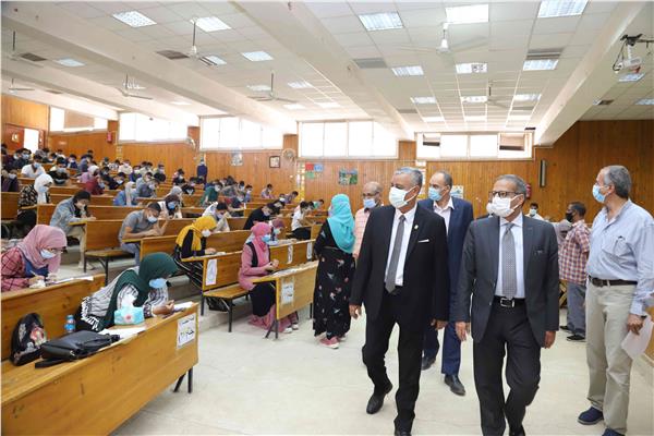 رئيس جامعة جنوب الوادي جولة تفقدية بلجان امتحانات الفصل الدراسي الثاني