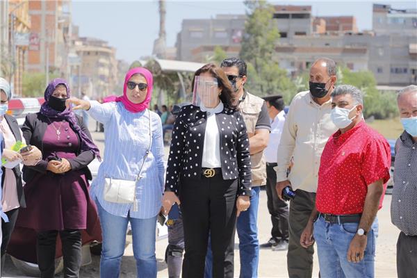 محافظ دمياط تتابع الأعمال النهائية بموقف عزب النهضة
