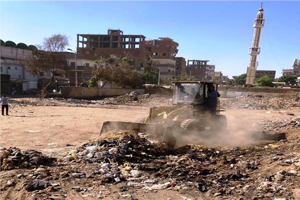 محافظ أسوان يتابع أنشطة المراكز والمدن في رفع التراكمات وإزالة الإشغالات 