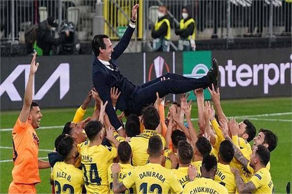 احتفال لاعبى فياريال مع إيمري