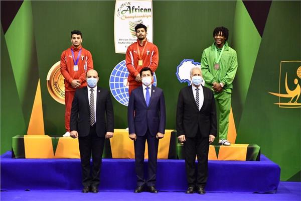 لحظة تتويج عمر العربي بتواجد الدكتور أشرف صبحي وزير الشباب والرياضة