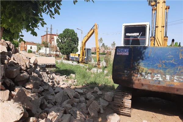  أعمال تبطين وصيانة ترعة 