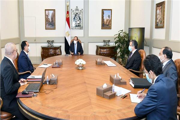 الرئيس السيسي يتابع مع «مدبولي» مشروعات التنمية السياحية