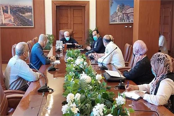  محافظ بورسعيد يتابع إجراءات  تطبيق البروتوكول العلاجي لوزارة الصحة المصرية