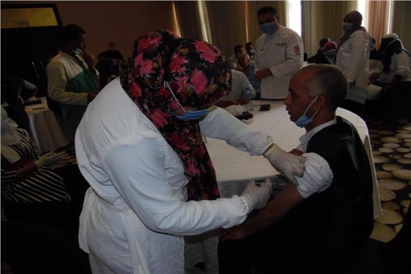 صحة أسوان " تواصل تطعيم العاملين في المجال السياحى