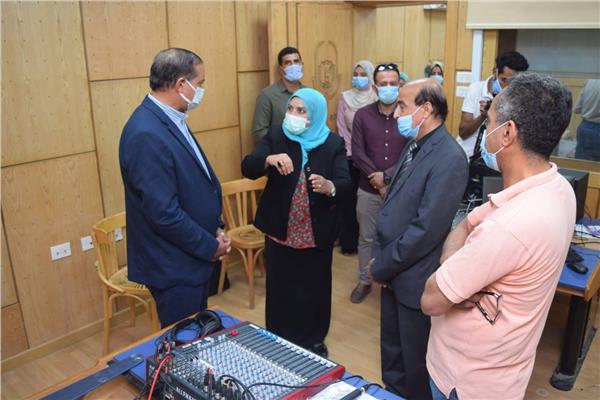 تجهيز أول استديو إذاعي لقسم الإعلام بجامعة سوهاج