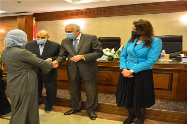 محافظ الجيزة يسلم منح مالية
