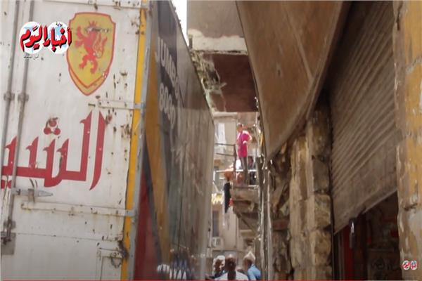 اصطدام سيارة نقل ببلكونة أحد العقارات في السبتية