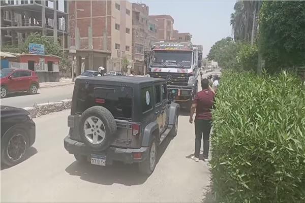 محافظ الإسماعيلية يضبط سيارة نقل