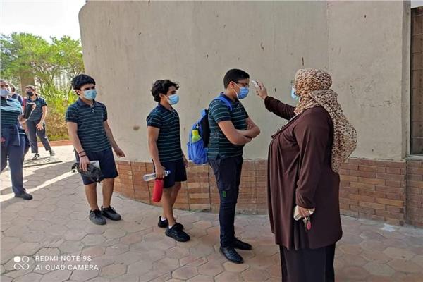 طلاب الاعدادية داخل اللجان يؤدون الامتحانات وسط اجراءات احترازية مشددة